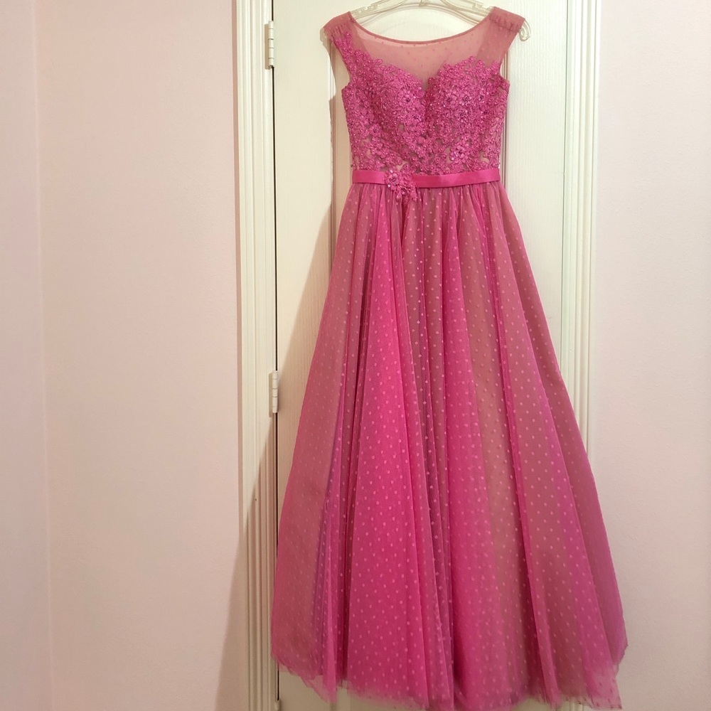 BEAUTIFUL prom dress!